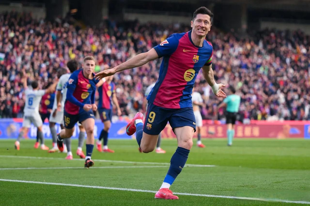 九游游戏中心下载-莱万多夫斯基重返赛场，比赛规则变更首场状态出色，热火观众沸腾！(莱万多夫斯基有欧冠吗)